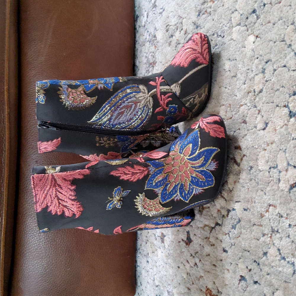 NWOT Justfabulous stitched boot.